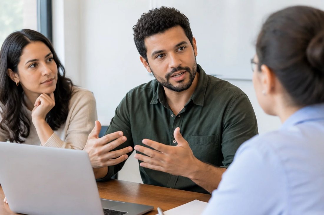 Participante falando em pé enquanto o restante da turma acompanha sentado